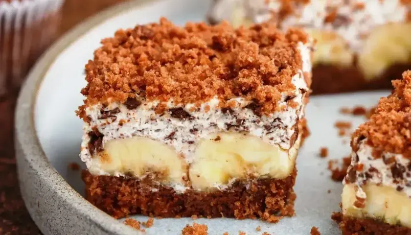 Proste ciasto bananowe z olejem i kakao, z kremem, bananami i kruszonką.