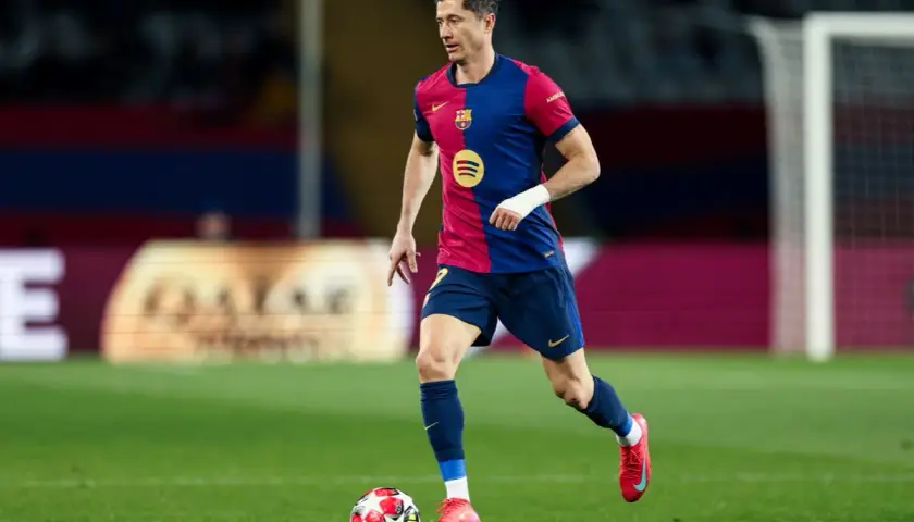 Robert Lewandowski w akcji, walczy o pozycję w klasyfikacji strzelców La Liga.
