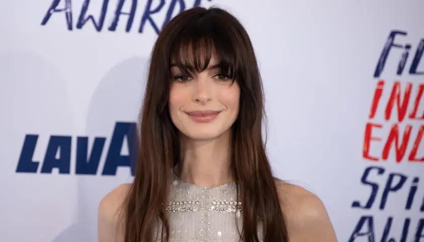 Anne Hathaway, marząc o przyszłości swoich dzieci, błyszczy na czerwonym dywanie.