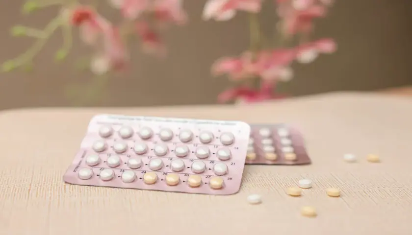 Zwei Blisterpackungen mit Verhütungspillen liegen auf einer hellen Oberfläche. Die Pille ab 40 ist eine Option für Frauen.