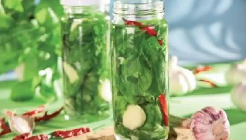 Słoiki z bazylią, czosnkiem i chili. Świetny sposób, co zrobic z lisci bazylii, by zachować ich aromat na dłużej.