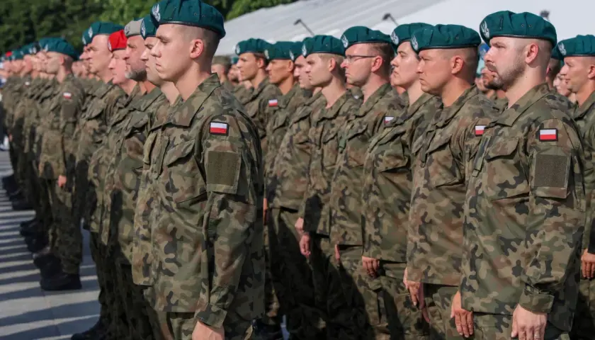Żołnierze w mundurach stoją w szeregu. Czy w wieku 40 lat można iść do wojska? Tak, wiek nie jest przeszkodą dla chętnych do służby.