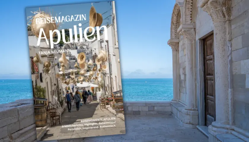 Reisemagazin "Apulien" mit vielen Geheimtipps, zeigt eine malerische Gasse mit Strohhüten und das Meer.