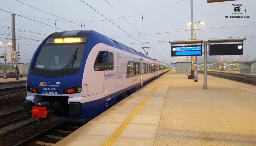 Nowoczesny pociąg FLIRT PKP Intercity na stacji. Czekam na podróż, może spotkam kogoś wyjątkowego.