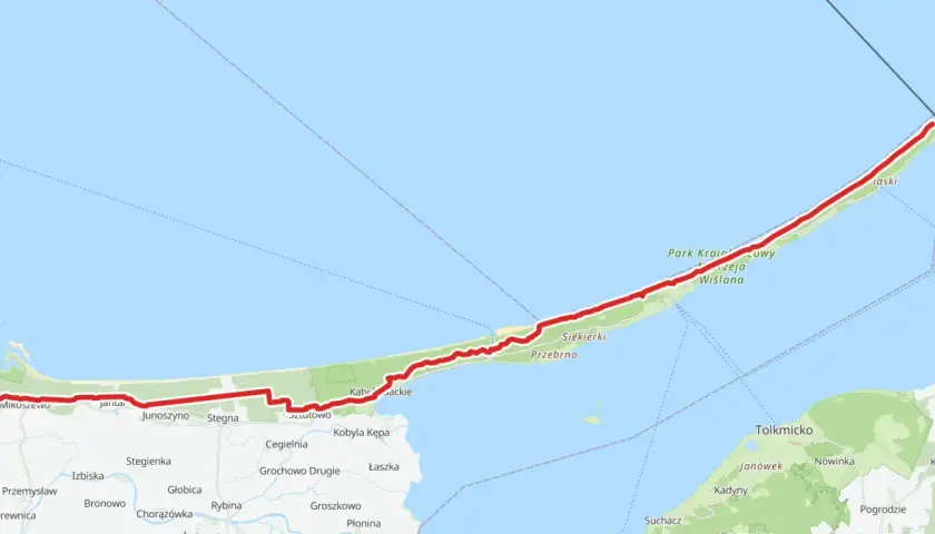 Mapa pokazuje trasę rowerową Mierzeja Wiślana, biegnącą wzdłuż wąskiego pasa lądu między Zatoką Gdańską a Zalewem Wiślanym.