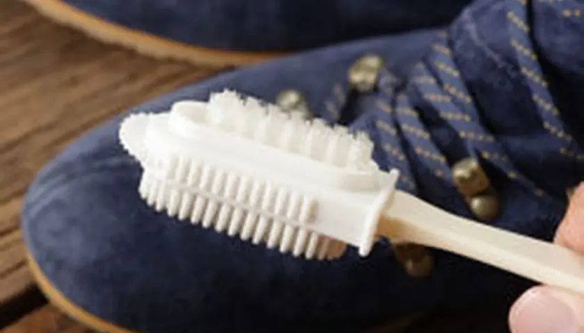 Brosse à double face pour nettoyer le nubuck. Une question courante est : peut-on graisser du nubuck ? Non, le nubuck se brosse.