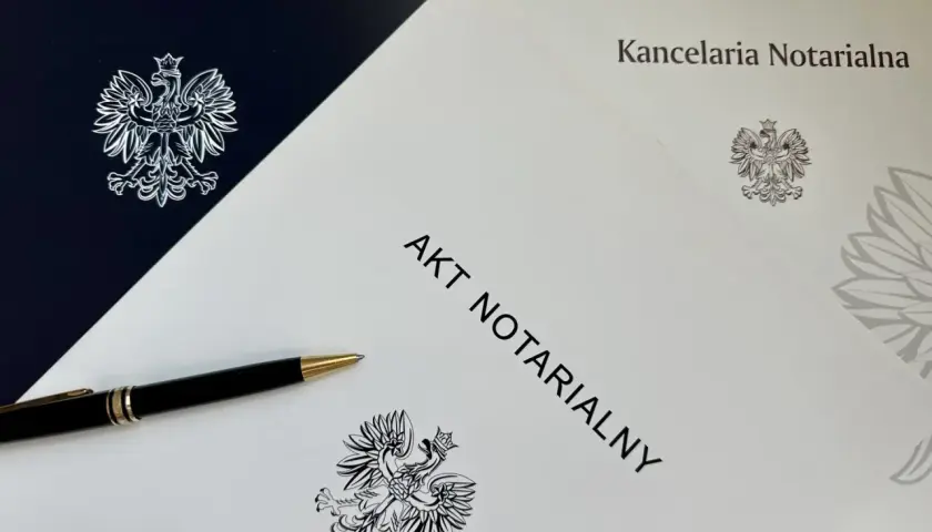 Akt notarialny mieszkania gotowy do podpisu. Długopis i dokumenty kancelarii notarialnej.