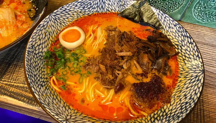 Aksamitny bulion, makaron, jajko i mięso – to musi być najlepszy ramen w Warszawie.