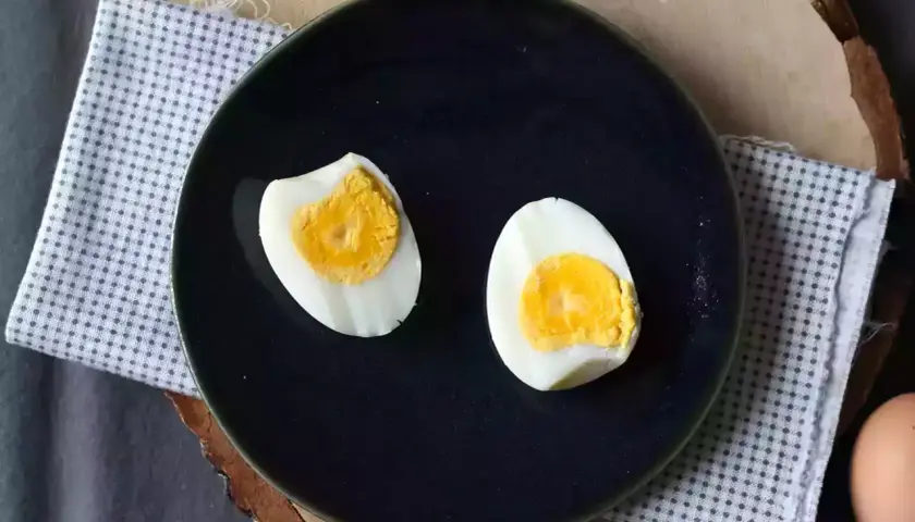 Deux moitiés d'oeuf dur, prêtes en un instant. Parfait pour un petit-déjeuner rapide ou une collation saine.