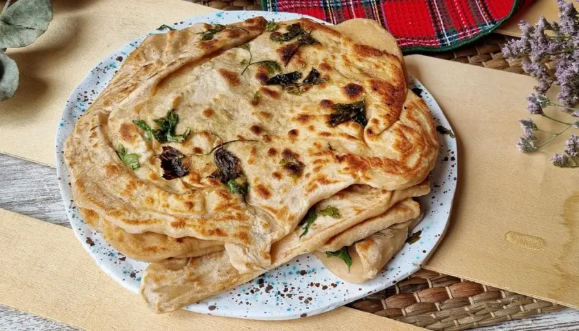 Pan plano casero con yogur, hierbas y un toque dorado. ¡Perfecto para tu próxima receta!