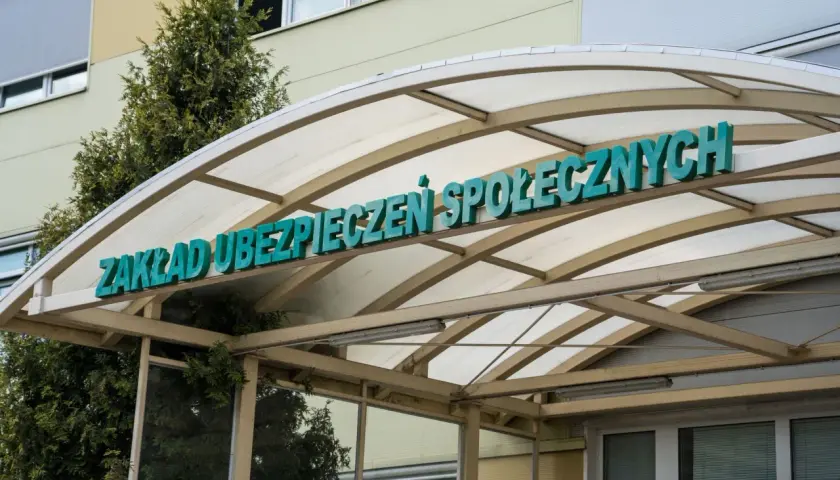 Napis "Zakład Ubezpieczeń Społecznych" nad wejściem. Tu załatwisz sprawy, bo podlegam obowiązkowi ubezpieczenia zdrowotnego.