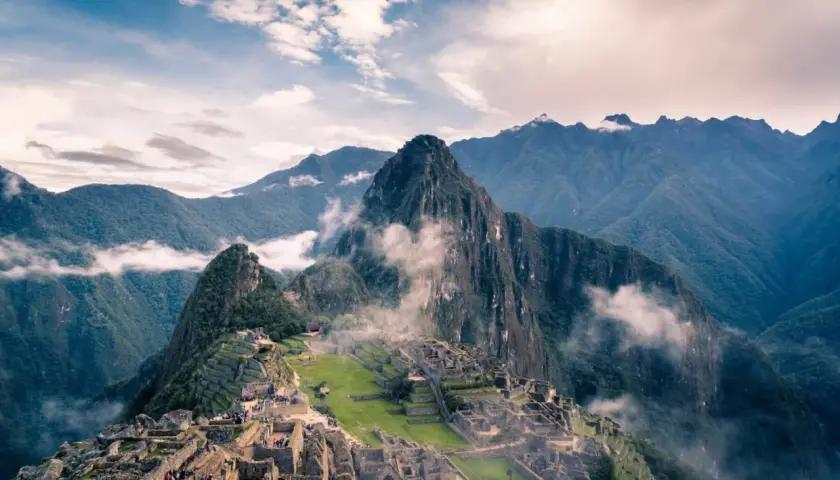 Machu Picchu, ein Inka-Wunder in den Anden nahe Cusco, Peru, ragt majestätisch aus dem Nebel.
