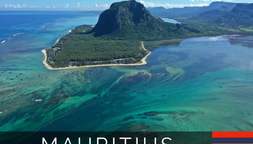 Mauritius unterwasser wasserfall: Ein atemberaubender Blick auf die Küste mit dem Le Morne Brabant Berg und dem optischen Trugbild eines unterseeischen Wasserfalls.