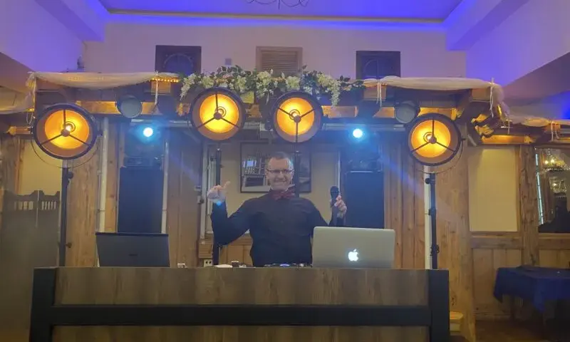 Ile bierze DJ za 18? Sprawdź ceny i uniknij niepotrzebnych kosztów