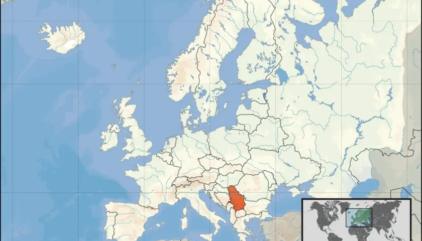 Mapa Europy z zaznaczoną na czerwono Serbią. Gdzie jest Serbia? W południowo-wschodniej części kontynentu.
