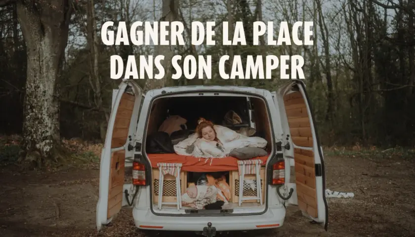 Aménagement astucieux pour gagner de la place dans son camping-car. Une femme se repose dans un lit douillet, entourée de solutions de rangement ingénieuses.