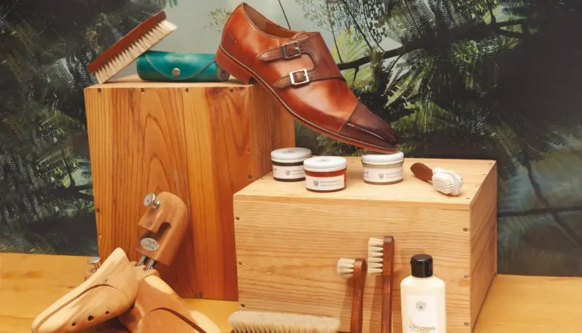 Un soulier élégant, des formes à chaussures, des cirages et brosses : tout pour savoir pourquoi cirer ses chaussures et les garder impeccables.
