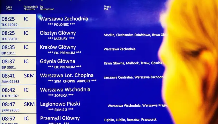 Tablica odjazdów PKP: Warszawa Zachodnia, Olsztyn, Kraków, Gdynia, Warszawa Lot. Chopina, Warszawa Wschodnia, Legionowo Piaski, Przemyśl Główny. Kiedy zmiana rozkładu jazdy PKP, warto sprawdzić te połączenia.