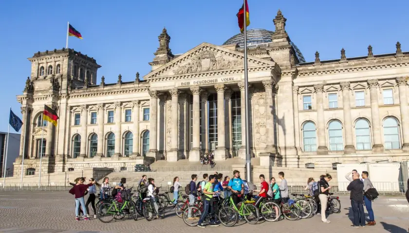 Schülergruppe vor dem Reichstag in Berlin, ein Symbol der deutschen Innenpolitik.