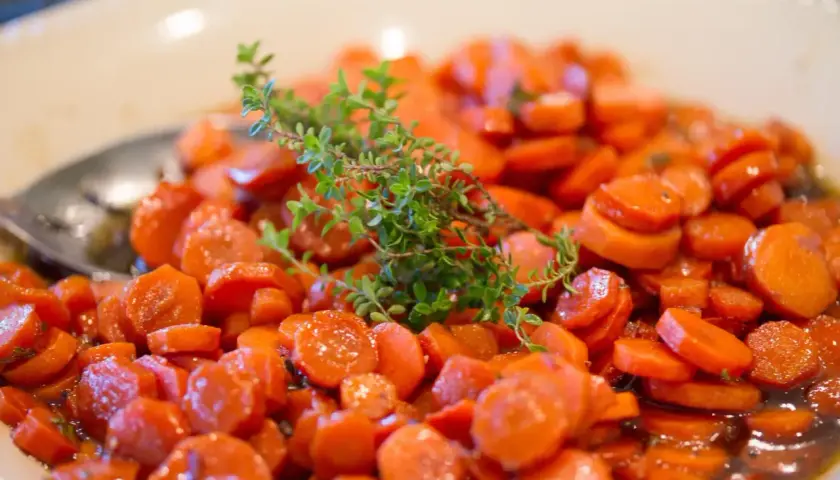 Carottes Vichy cookeo, tendres et glacées, garnies d'une branche de thym frais. Un délice simple et savoureux.