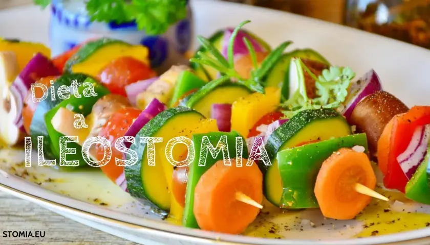 Kolorowe szaszłyki warzywne z napisem "Dieta a ileostomia". Zdrowe jedzenie dla osób po operacji.