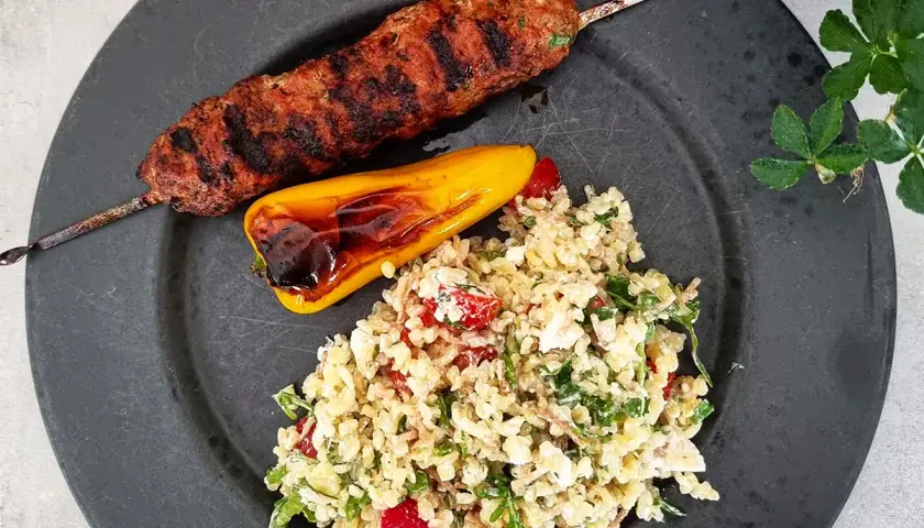Grillad cevapcici på spett med bulgursallad och rostad paprika. Ett perfekt cevapcici recept för sommaren.