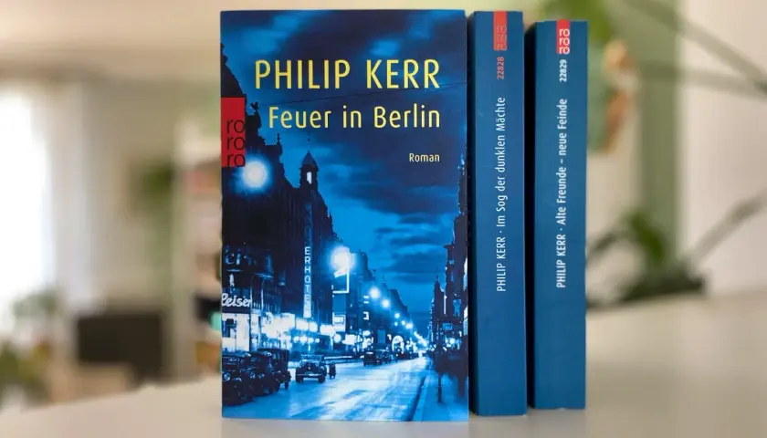 Drei Bücher von Philip Kerr: "Feuer in Berlin", "Im Sog der dunklen Mächte" und "Alte Freunde - neue Feinde". Die Reihenfolge ist klar erkennbar.