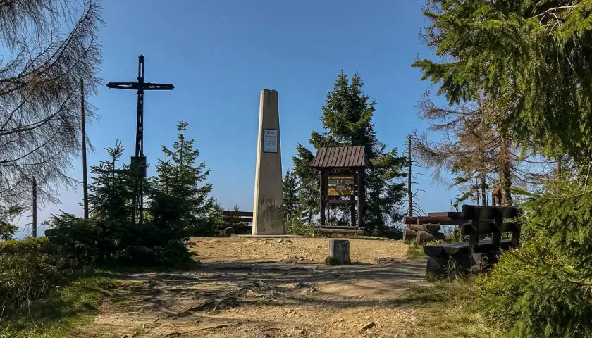 Na szczycie Turbacz, gdzie jest piękny widok, stoi obelisk z tablicą, krzyż i ławki.