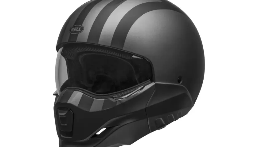 Czarny matowy kask motocyklowy Bell Broozer z szarymi pasami i przyciemnianą szybką.