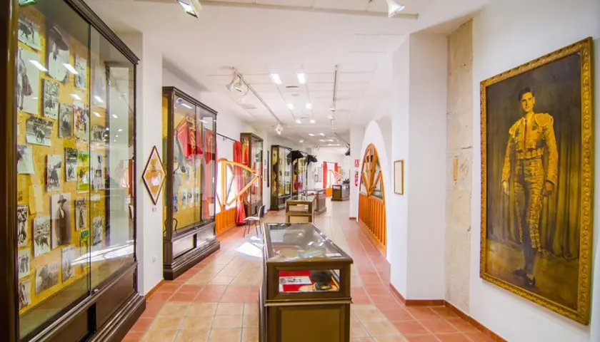 Exhibición de trajes de luces y fotografías taurinas en el museo de la plaza de toros de Alicante.