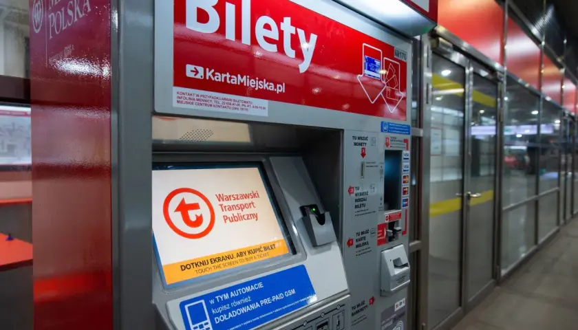 Automat biletowy w Warszawie. Kupisz tu bilet dobowy, doładujesz kartę miejską lub telefon.