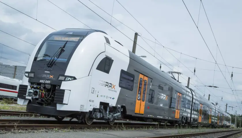 Moderner RRX-Zug, Modell 462 001, mit der Aufschrift "Rhein Ruhr Xpress" auf den Gleisen.