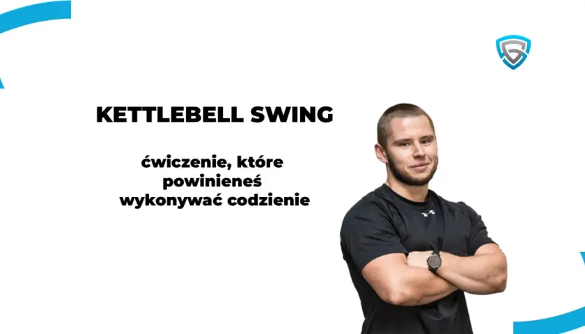 Kettlebell swing: ćwiczenie, które angażuje pośladki, uda i plecy. Mężczyzna w czarnej koszulce z logo.
