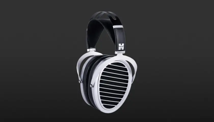 Hifiman Ananda Kopfhörer im Test: Elegantes Design mit silbernen Akzenten und schwarzem Leder.