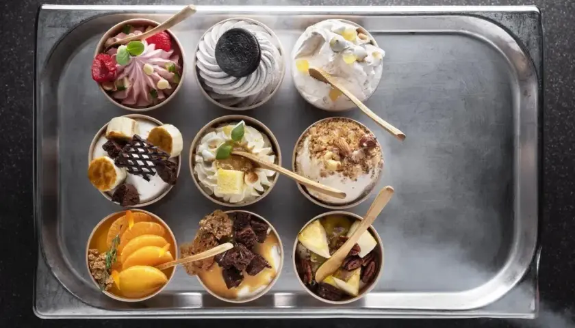 Różnorodne desery w kubeczkach: malinowy, oreo, z owocami i orzechami. To właśnie jest parfait!