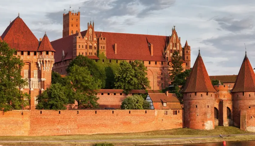 Zamki średniowiecza w Polsce: Tajemnice, historia i atrakcje turystyczne