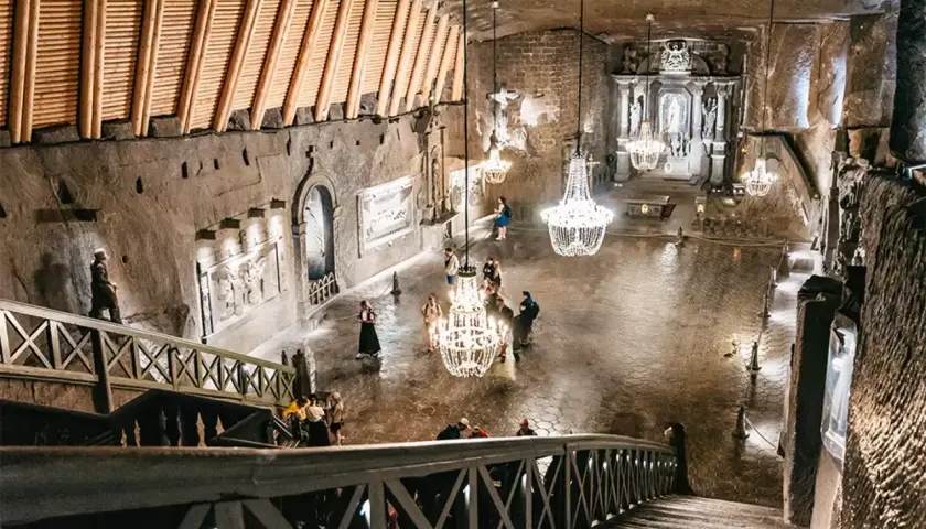 Wnętrze Kopalni Soli w Wieliczce koło Krakowa, z kryształowymi żyrandolami i rzeźbami w soli.