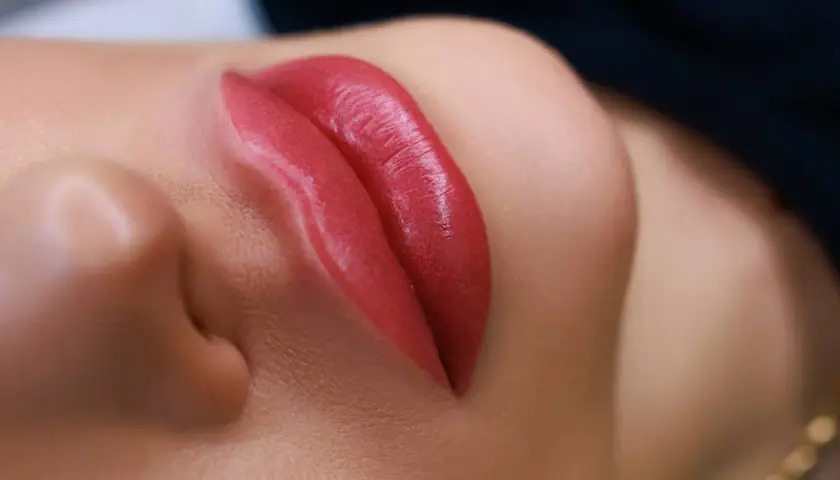 Efekt lip flip po zabiegu. Usta pełne, zmysłowe, w odcieniu głębokiej czerwieni.