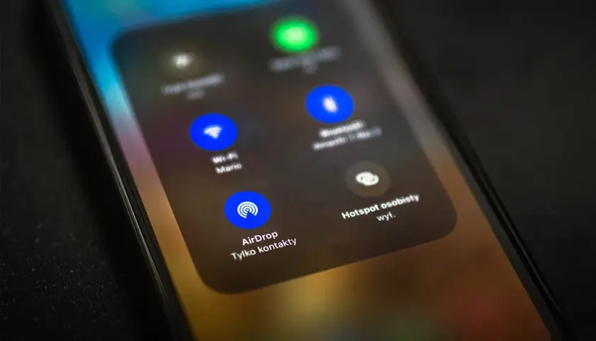 Ekran telefonu z menu AirDrop. Dowiedz się, airdrop co to jest i jak działa, by łatwo udostępniać pliki.