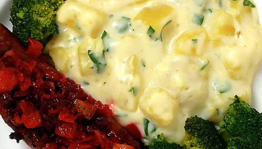 Isterband i ugn med krämig potatis, broccoli och rödbetsallad. En klassisk svensk rätt som värmer själen.