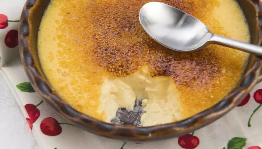 Crème brûlée gourmande avec une croûte caramélisée craquante. Une recette de crème brûlée facile et rapide à déguster.
