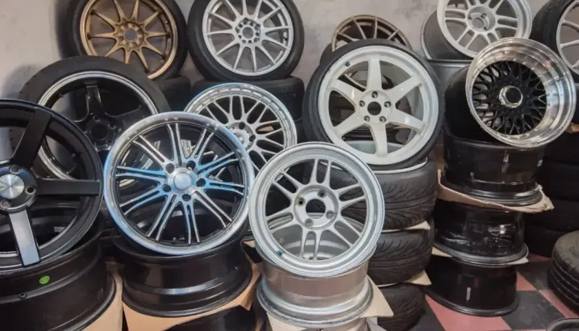 Różnorodne felgi aluminiowe, gotowe do malowania. Od złotych po białe i czarne, tworzą imponującą kolekcję.