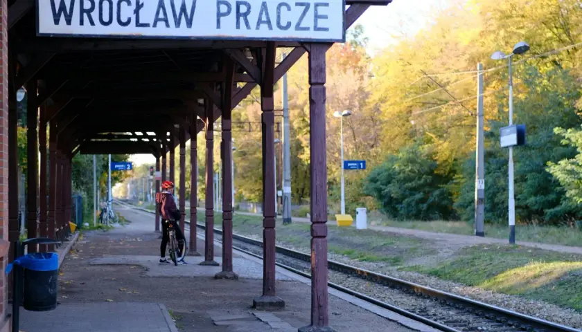 Dziewczyna z rowerem na peronie Wrocław Pracze. Jesień w województwie dolnośląskim.