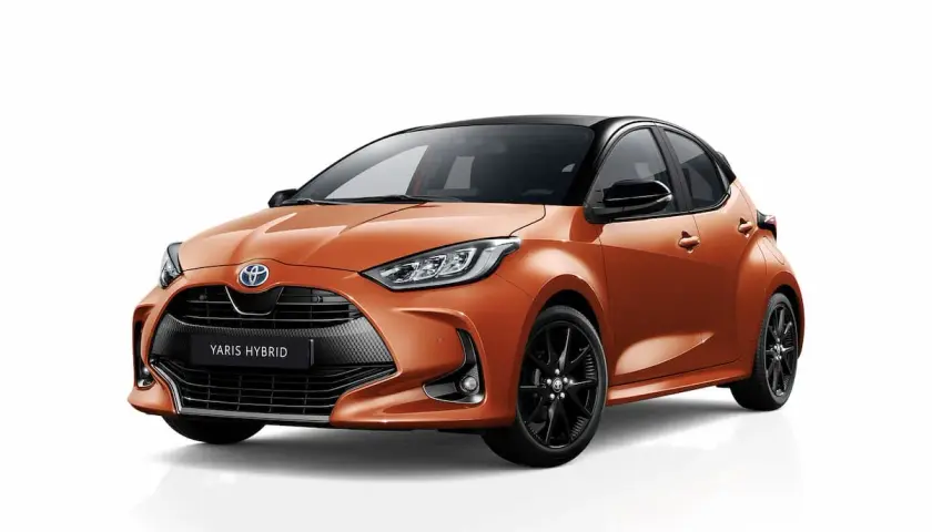 Toyota Yaris Hybrid naranja con llantas negras. Asegúrate de revisar la presión de los neumáticos para un viaje seguro.
