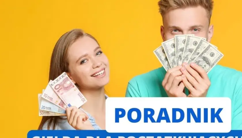 Uśmiechnięta para z pieniędzmi. Poradnik: giełda dla bardzo początkujących. Jak zacząć inwestować i pomnażać kapitał.
