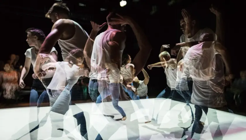 Dynamiczne ruchy tancerzy na scenie. Krakowski teatr tańca w ruchu, uchwycony w wielokrotnej ekspozycji.