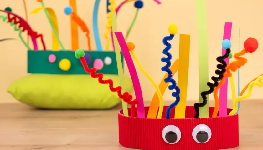 Bunte Faschingskränze zum einfach Basteln, verziert mit Pfeifenreinigern und Wackelaugen.