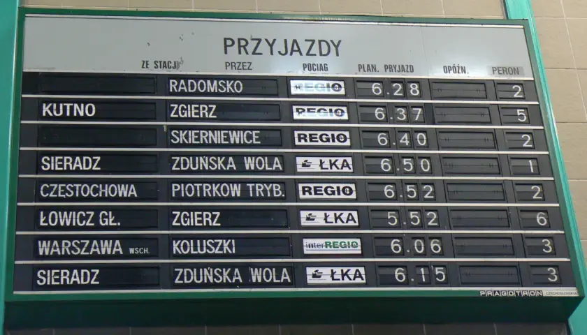 Tablica przyjazdów pociągów. Widoczny numer pociągu "REGIO" o 6:28 z Radomska, jadący na peron 2.