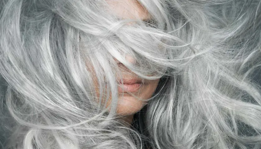 Cabello plateado y sedoso, una opción natural para cubrir canas sin tinte.