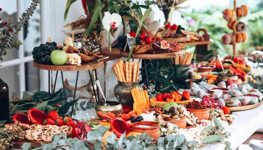 Magnifique présentation de fruits pour buffet : fruits rouges, figues, grenades, kiwis, et bien plus encore, disposés avec soin.